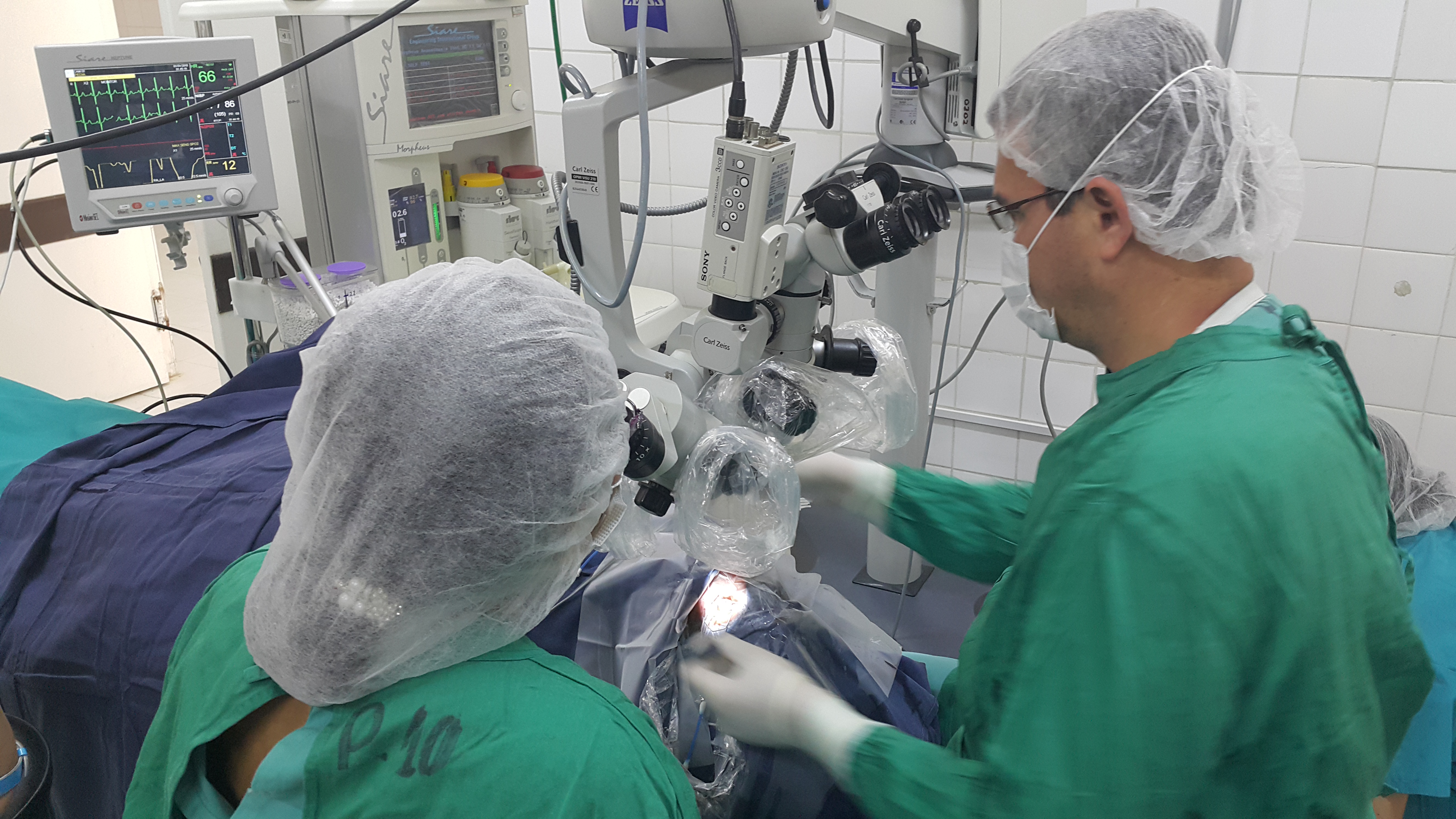 Oftalmòlegs internacionals imparteixen formació de cirurgia de cataractes a Bolívia