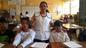 Una profesora educando a sus alumnos en salud ocular 