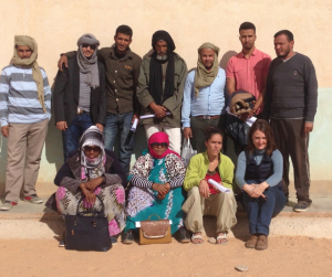 Grupo de saharauis con las cooperantes de Ojos del mundo