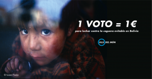 Una niña con un panel que dice: “un voto = a 1€ 
