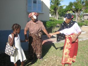 Mujeres después de intervención ocular en Mozambique