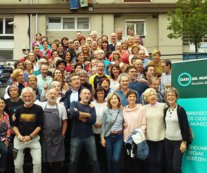 Multitud de persones marxant pel dret a la salut ocular 