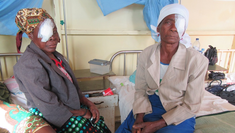 Mujeres intervenidas de un ojo