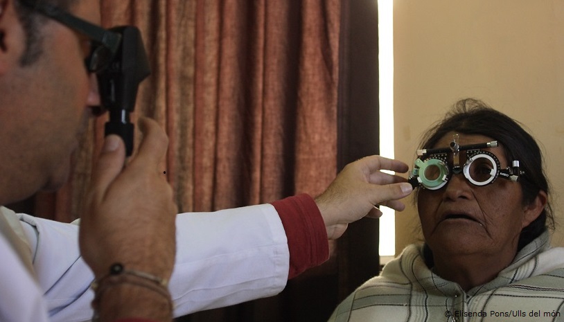 Dona gran a la consulta d'oftalmologia