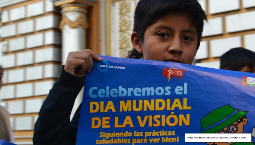 Niño en la feria de salud visual