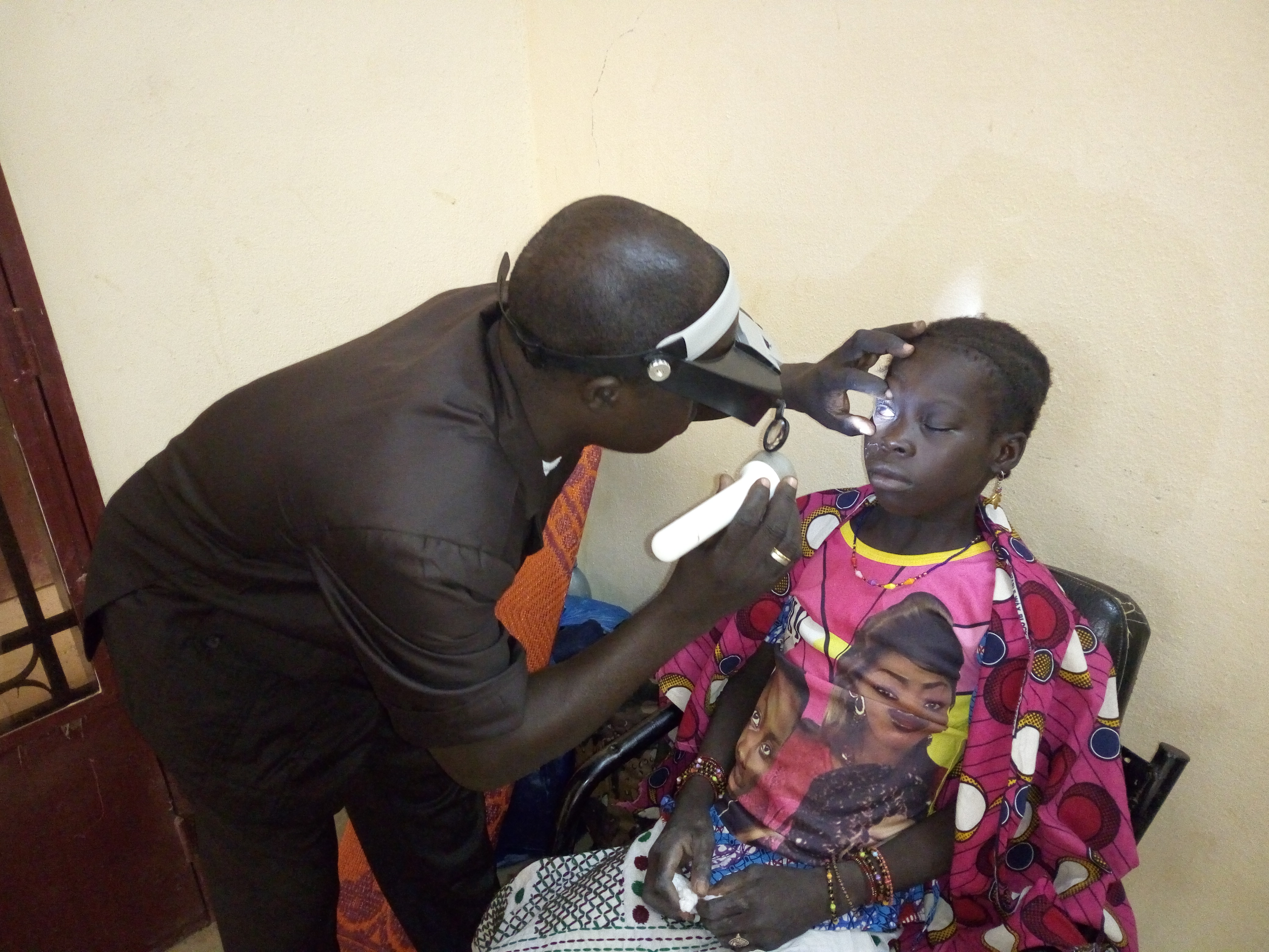 Més de 2.200 assistències oculars i revisions a 3.200 estudiants a Mali