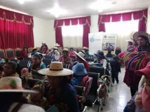 Mujeres bolivianas haciendo formación sobre salud ocular