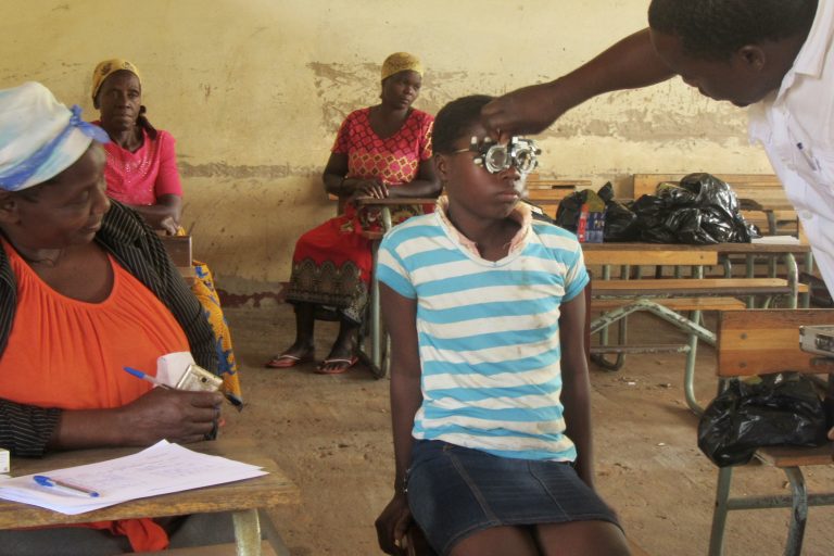 Revisión ocular a un niño en Mozambique