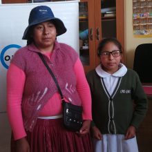 Niña con gafas graduadas con su madre