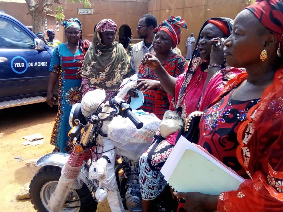 Grupo de mujeres junto a la mototaxi Grupo de mujeres junto a la mototaxi