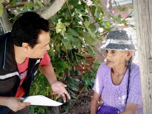 Margarita hablando con un colaborador de Ojos del mundo