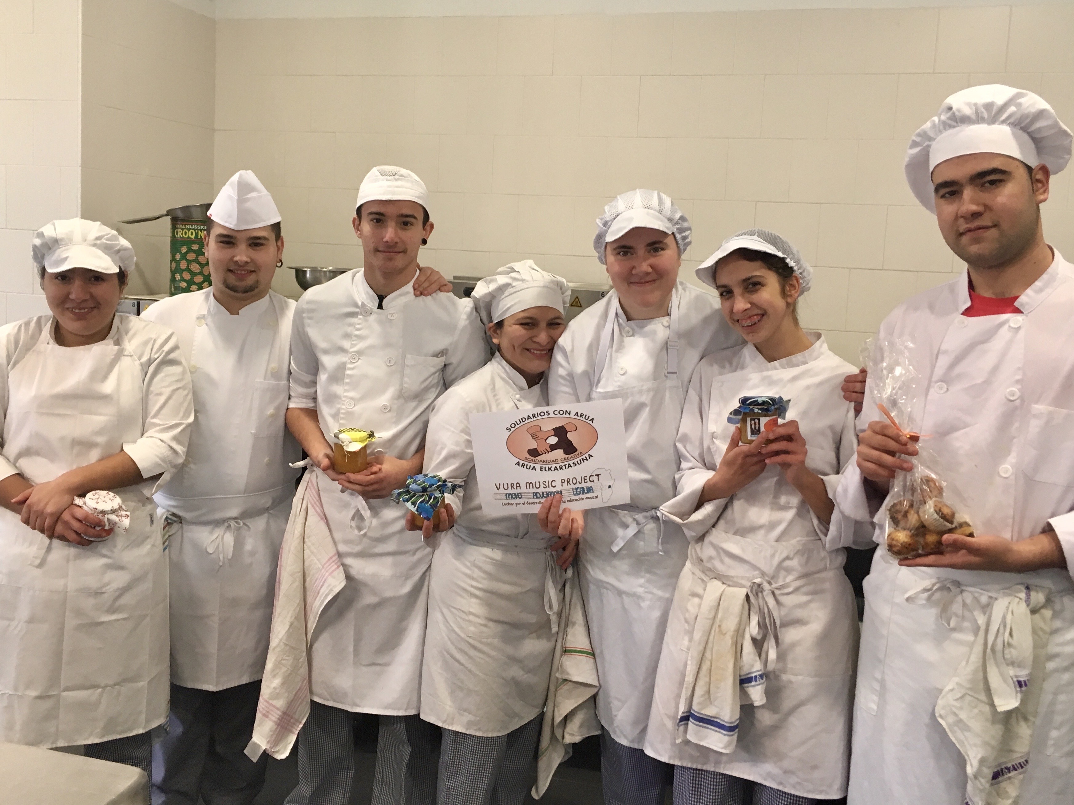 Un grupo de estudiantes realiza una donación muy dulce