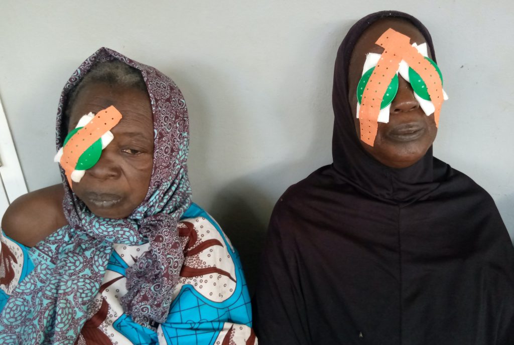Dos mujeres con los ojos tapados después de la cirugía