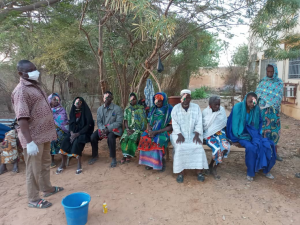 Grupo de personas después de recibir atención oftalmológica en Mali