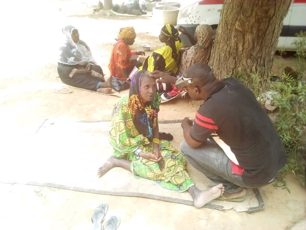 Revisió ocular d'una dona a Mali Revisió ocular d'una dona a Mali