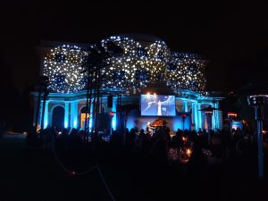 Vista del jardín de Palacio de Pedralbes durante el acto de la Noche de Ojos del mundo