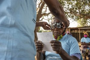 Mujer haciendo un test ocular