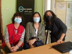 Tres mujeres durante la visita al Hospital de Rabuni.