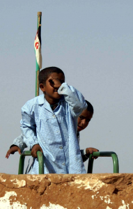 Niños jugando en los campamentos saharauis