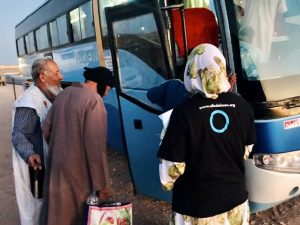 Grupo de personas subiendo al autobús