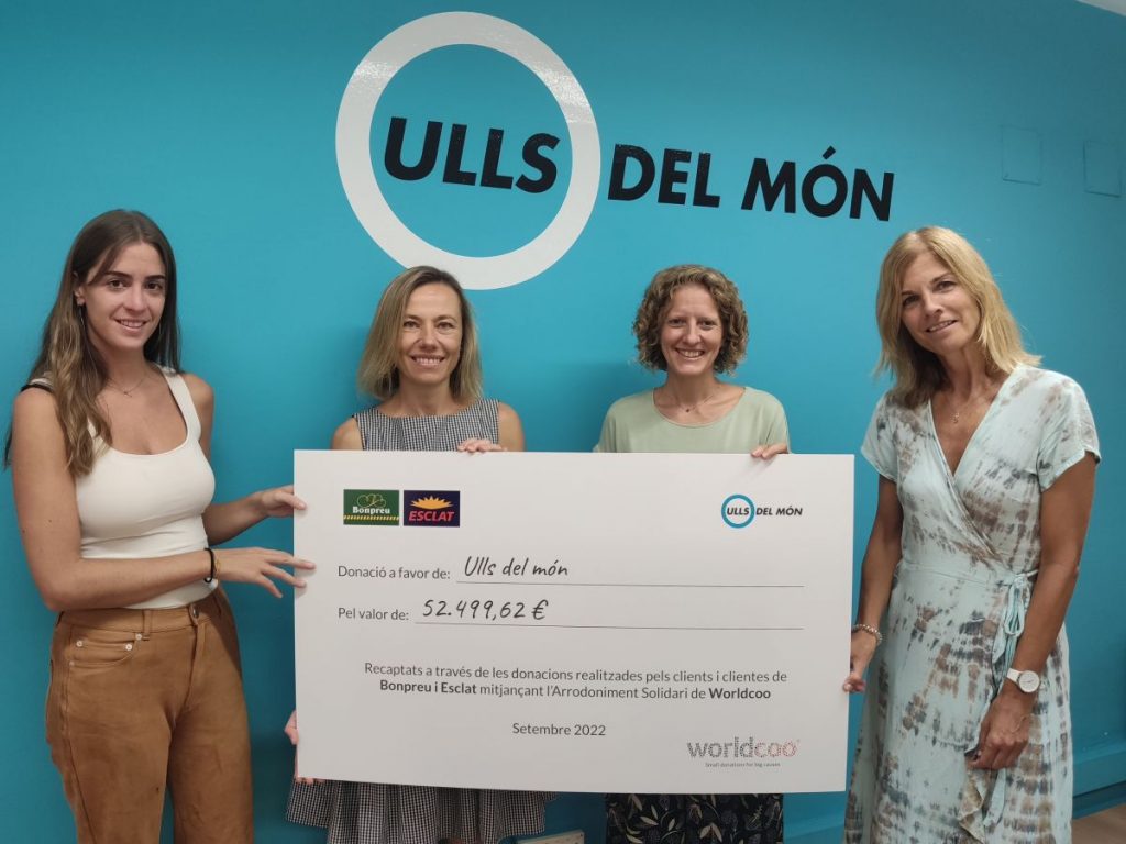 Recogiendo el cheque de redondeo solidario de Bon Preu y Esclat