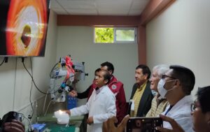 Grupo de personas en el Centro de Entrenamiento Quirúrgico Oftalmológico