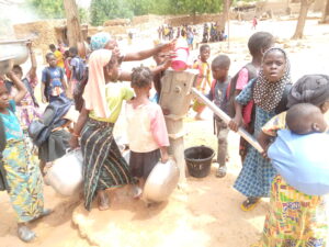 Niños y niñas esperado para recoger agua