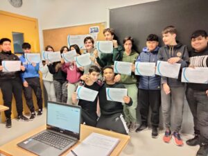 Estudiantes enseñando un diploma