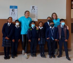 Las optometristas de la Fundación Cione Ruta de Luz con niños y niñas en Oruro