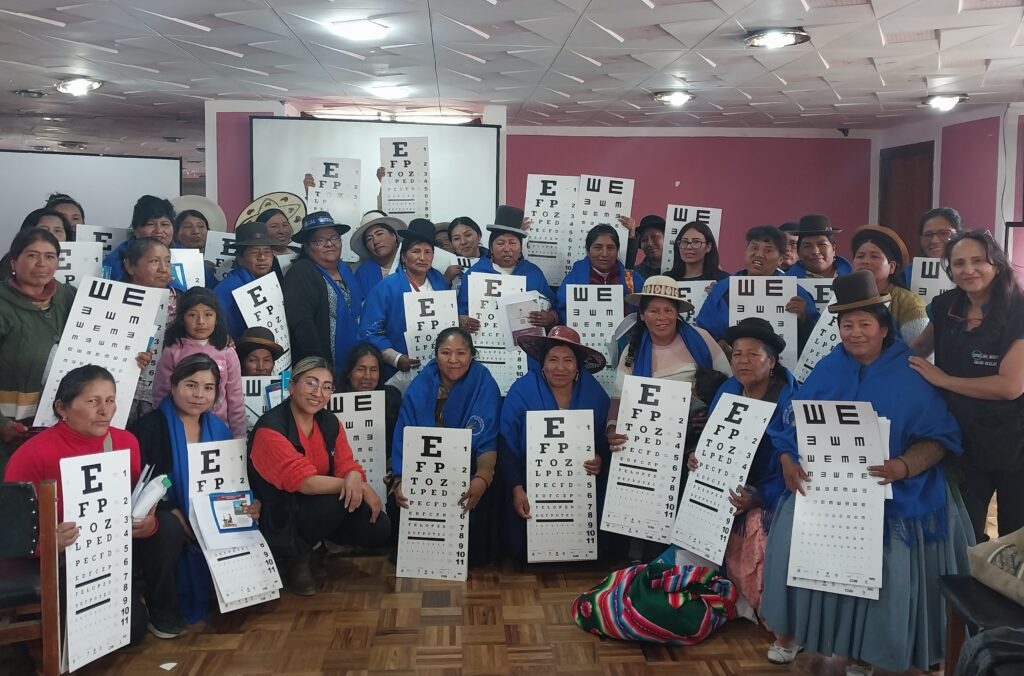Grup de persones bolivianes mostrant un optotip
