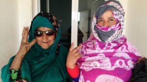 Dues dones sahrauís fent el senyal de victòria amb el dits