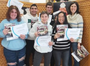 Foto del grupo con sus diplomas