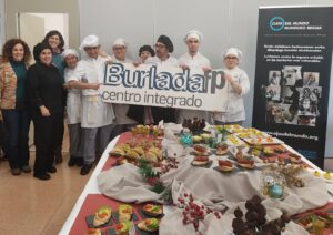 Los alumnos del CI Burlada vestidos de cocineros y delante una mesa con los platos preparados