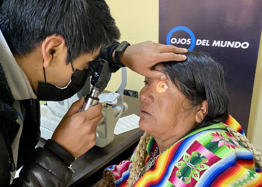 Revisió ocular a una dona Revisió ocular a una dona