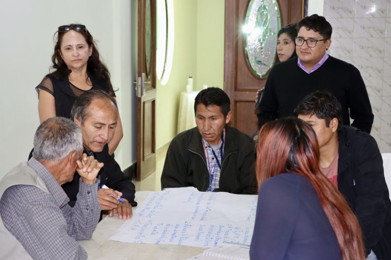 Taula amb els membres del taller de rendició de comptes del projecte a Oruro