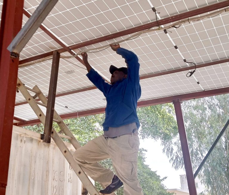 Instal·lació d’energies renovables a centres de salut de Mali