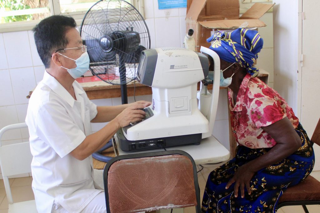 Metge revisant visiço a una dona a Inhambane 