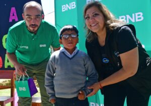 Niño con sus lentes nuevas durante el acto de entrega