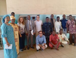 Grup de persones després de la reunió de treball amd diferents agents de salut a Mali