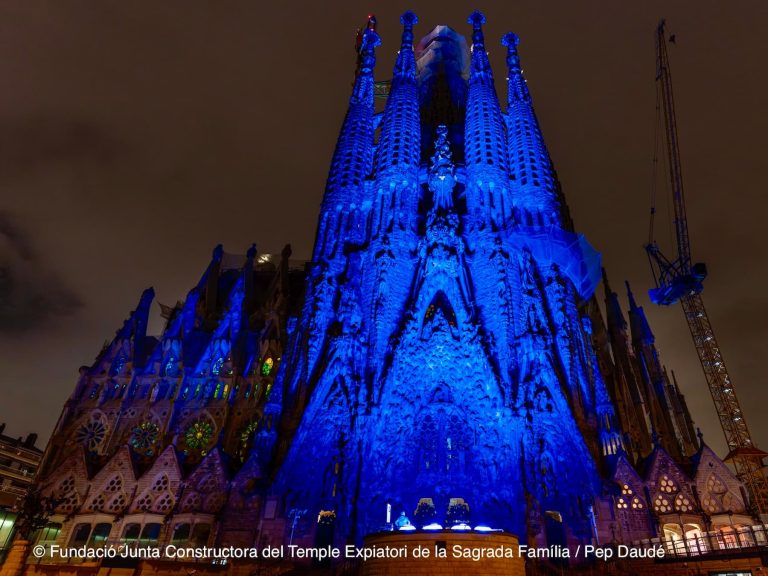 Temple de la Sagrada Família il·luminat de color blau