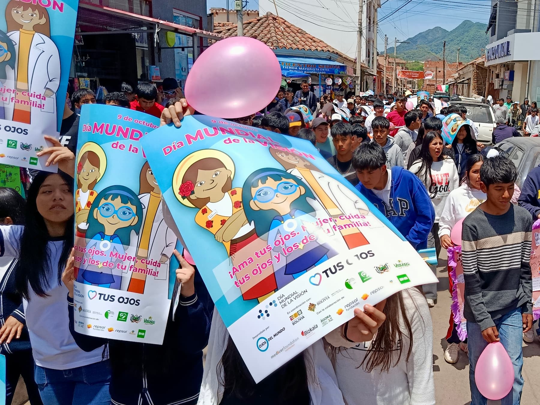 Caminata de estudiantes bolivianos para promover la salud ocular