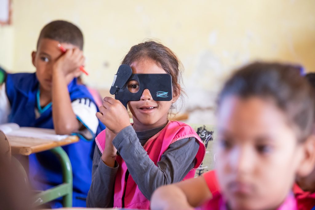 Niños y niñas rebiciendo terapia visual