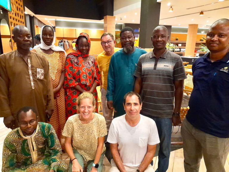 El equipo técnico y directivo de Ojos del mundo con el equipo local en Mali