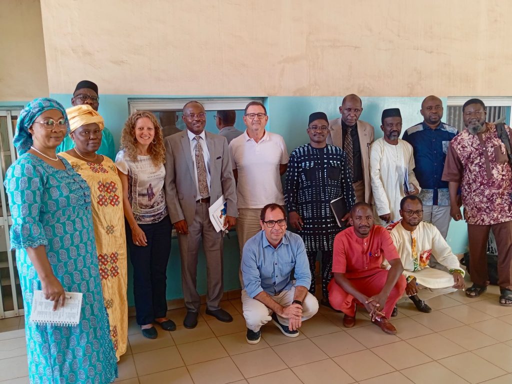 Grupo de personas después de la reunión de trabajo con diferentes agentes de salud en Mali