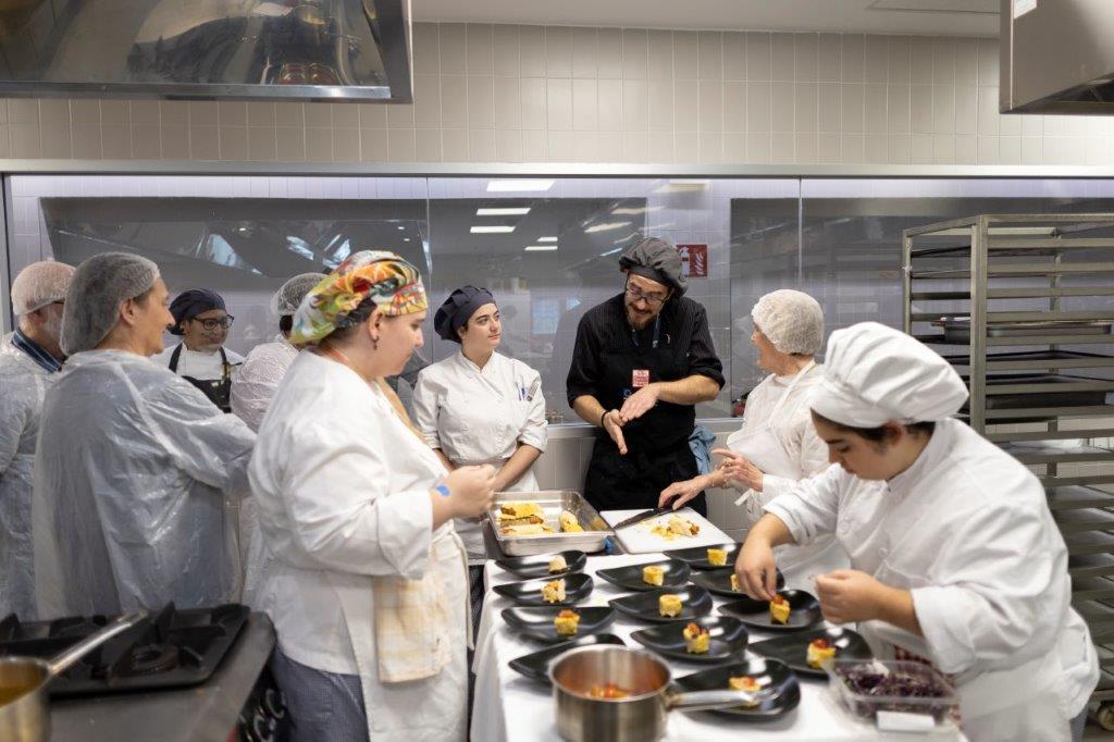 Grup de persones al taller de Cocina para tus ojos