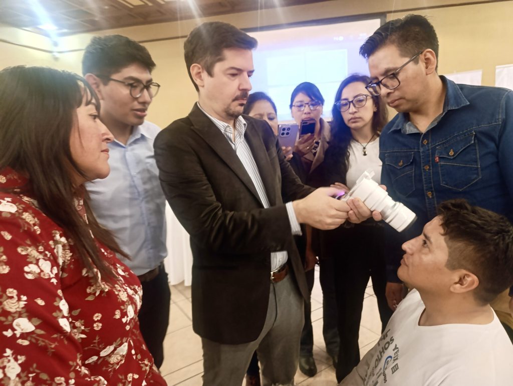 Dr. Furtado and the apprentices in a training session for the RAAB in Bolivia