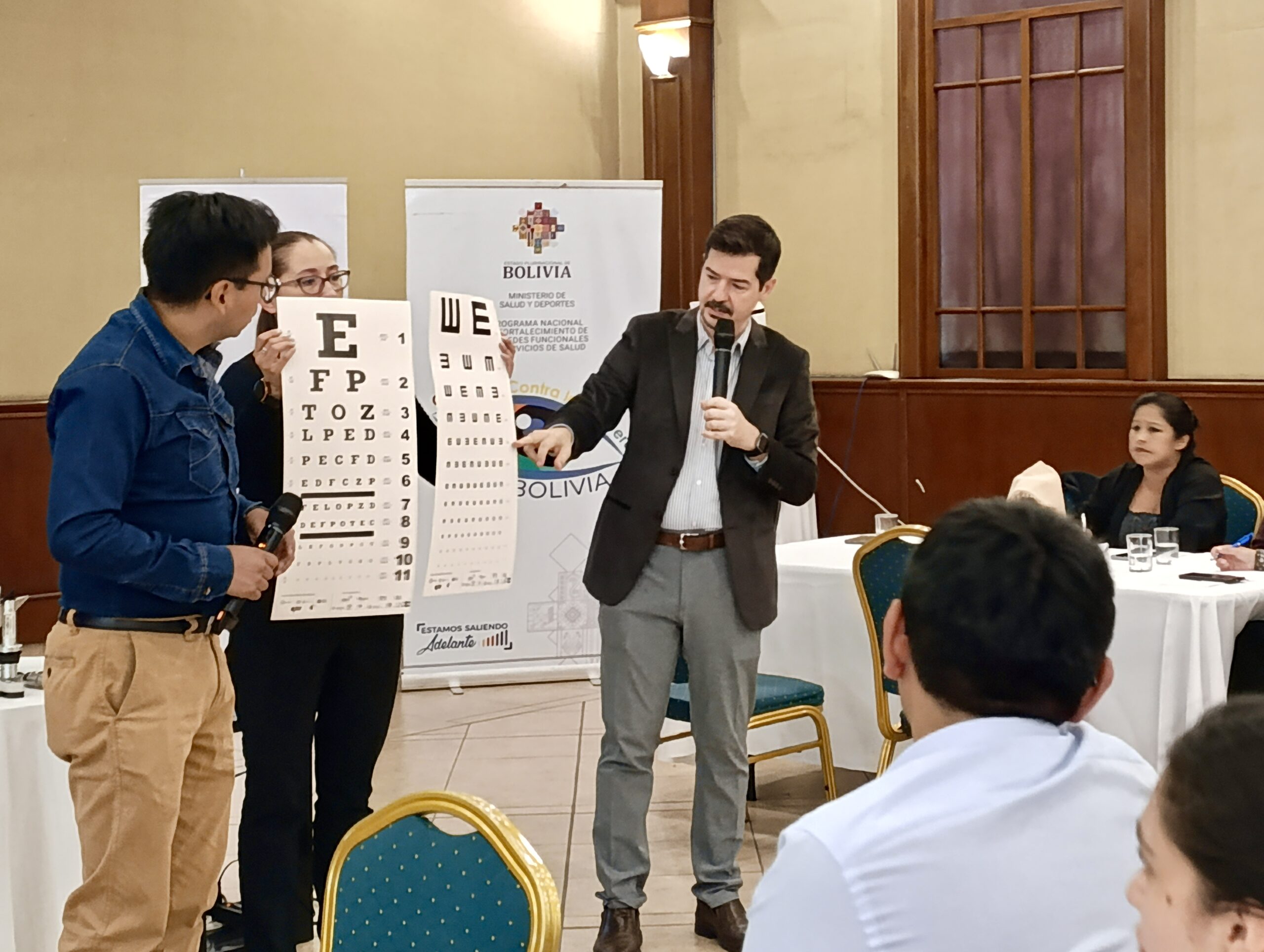 Dr. Furtado and apprentices in the training of the RAAB of Bolivia with optotypes