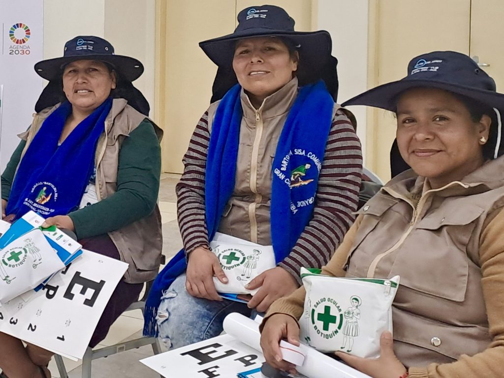 Dona revisant la visió a un nen