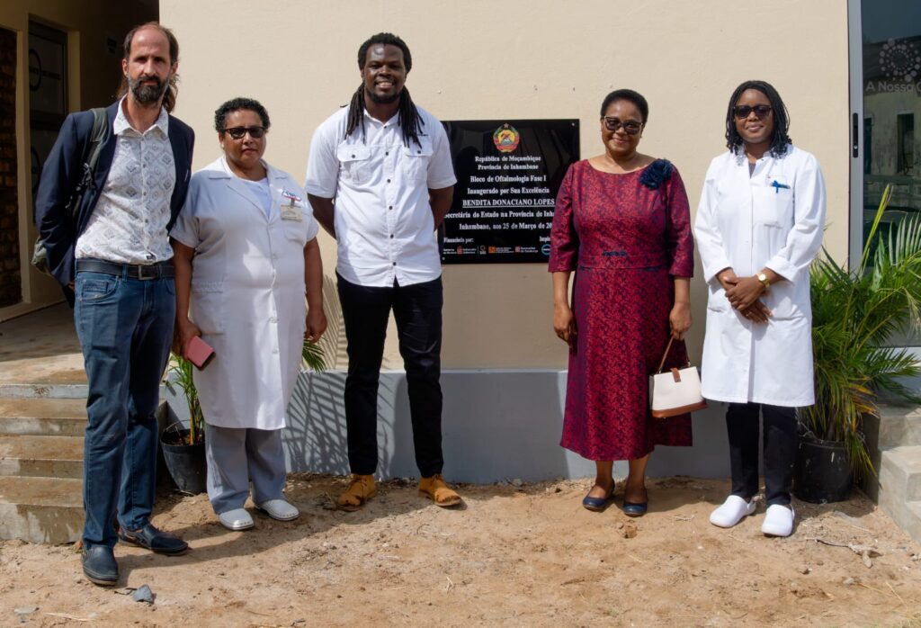 La secretaria de Estado, personal sanitario y el coordinador del proyecto Ojos de Mozambique delante de la placa conmemorativa La secretaria de Estado, personal sanitario y el coordinador del proyecto Ojos de Mozambique delante de la placa conmemorativa