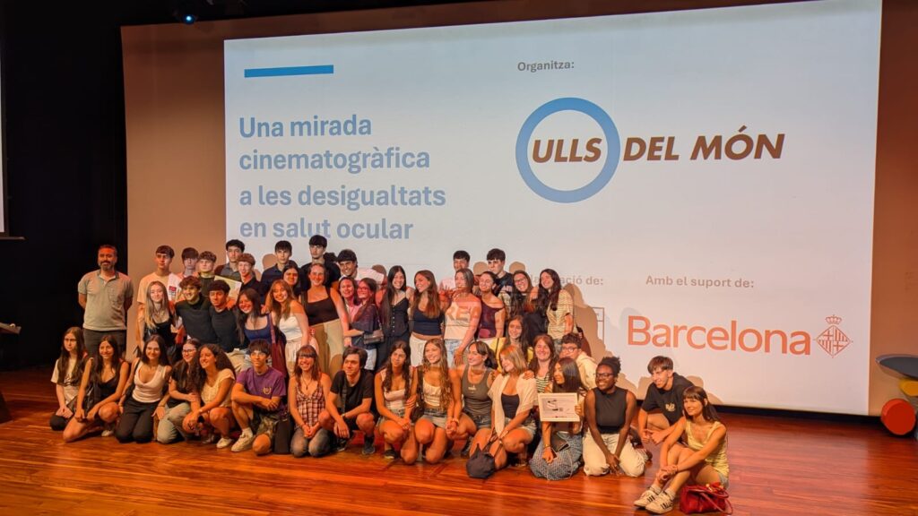Alumnat a l'escenari de la projecció dels curtmetratges